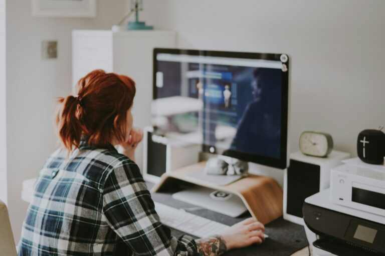 Une femme en télétravail