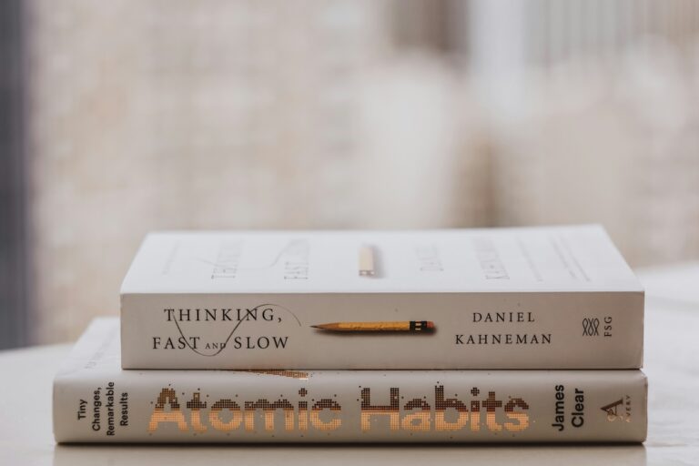 les livres atomic habits, et thinking, fast and slow photographiés sur la tranche